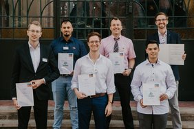 Pascal Giesecke, Dogus Töre, Jonas Launhardt, Florian Mandl, Andrei Cosmin-Gurau, Martin Killmann (v. l. n. r.). Ausbildungsleiter Florian Mandl (4. v.l.) nahm den Preis stellvertretend für Patrick Eilenberger entgegen.